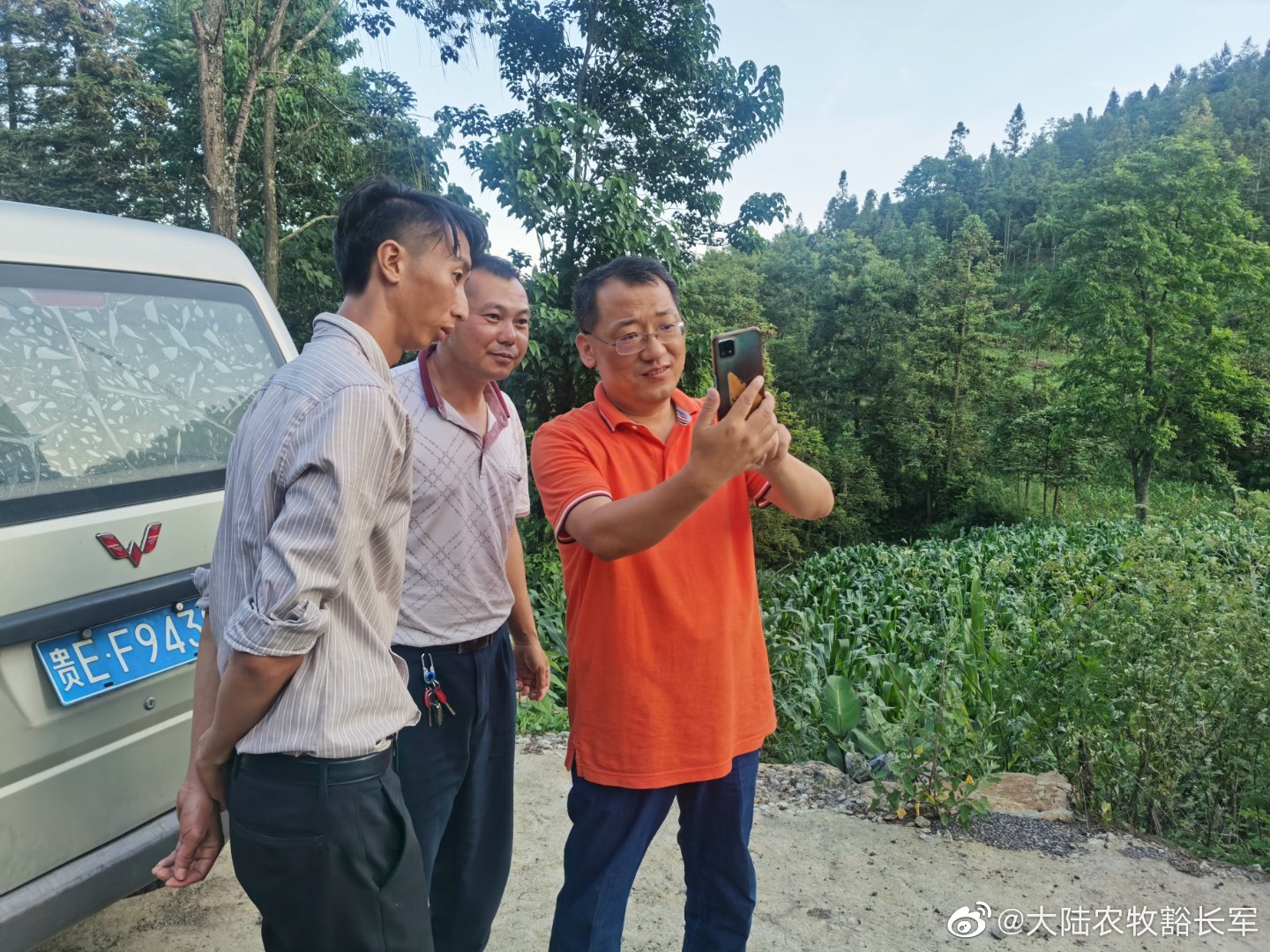 配合渠道客戶侯老板帶貨走終端，順便開展技術服務工作，堅定客戶合作信心。 .jpg